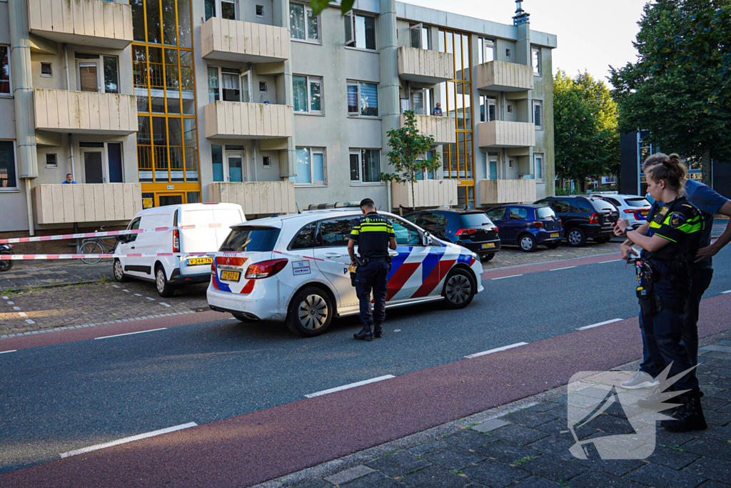 Aanhouding bij inval en onderzoek naar incident bij flat