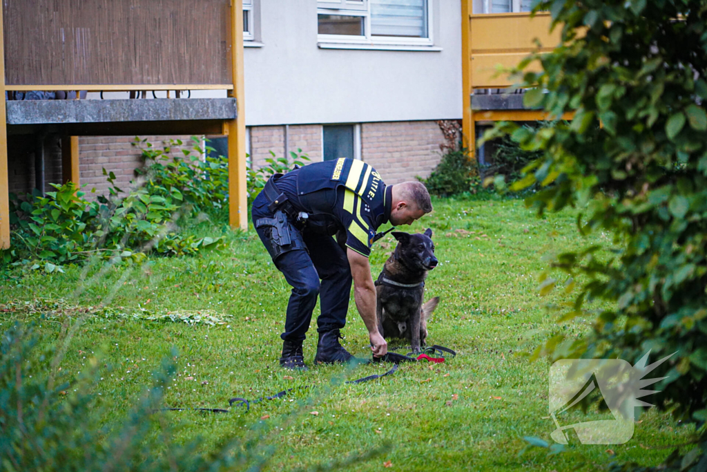 Aanhouding bij inval en onderzoek naar incident bij flat