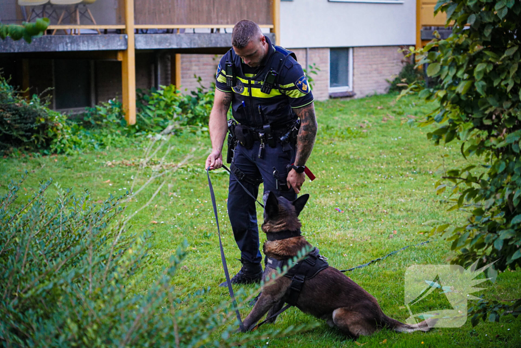 Aanhouding bij inval en onderzoek naar incident bij flat