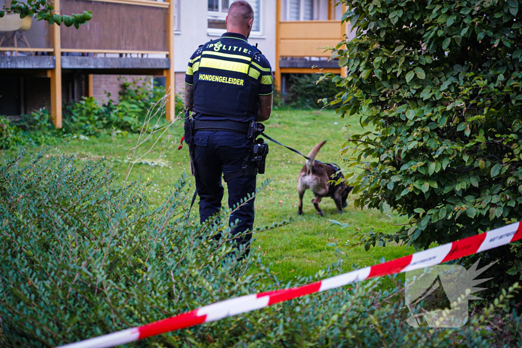 Aanhouding bij inval en onderzoek naar incident bij flat