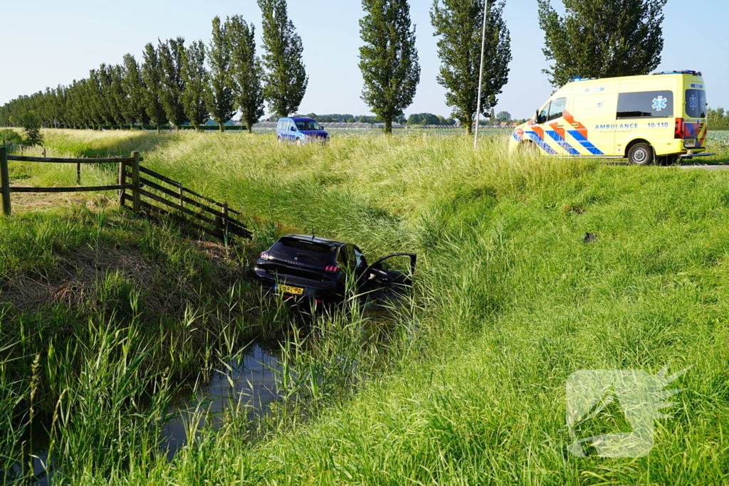 Auto belandt in sloot na botsing op kruising