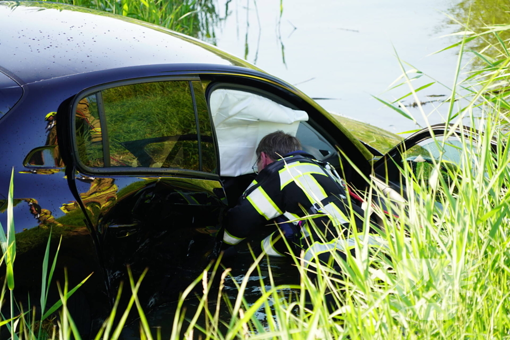 Auto belandt in sloot na botsing op kruising