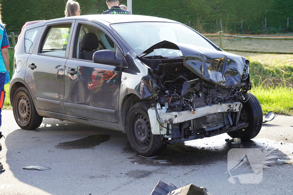 Auto belandt in sloot na botsing op kruising