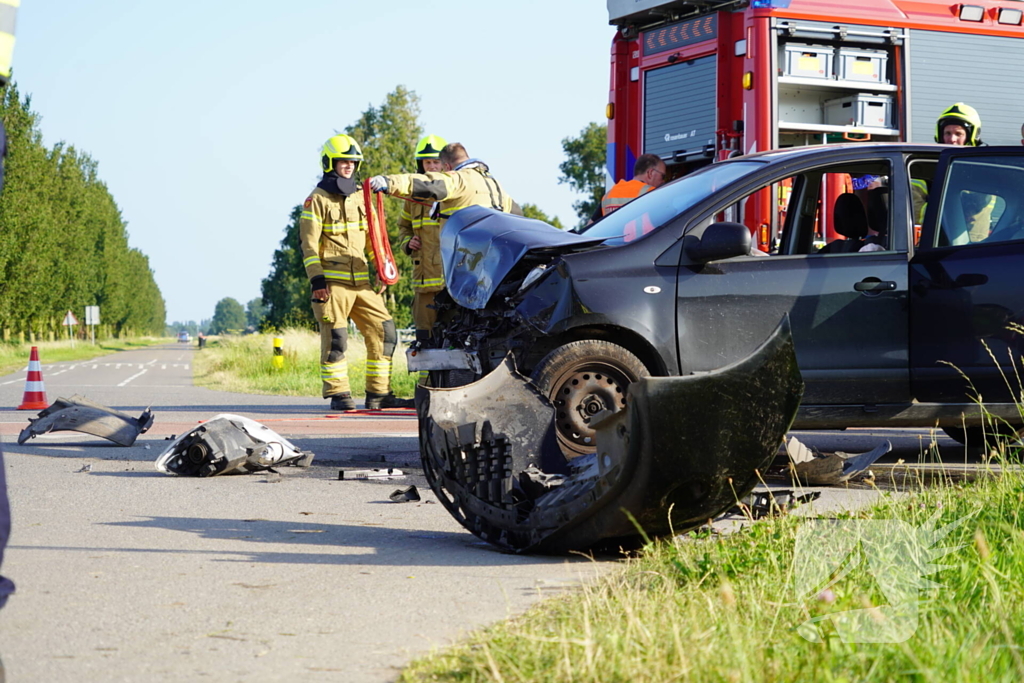 Auto belandt in sloot na botsing op kruising