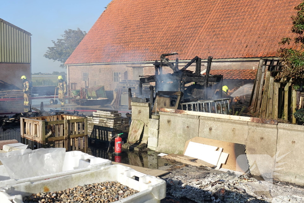 Afvalverbranding breidt zich uit bij boerderij