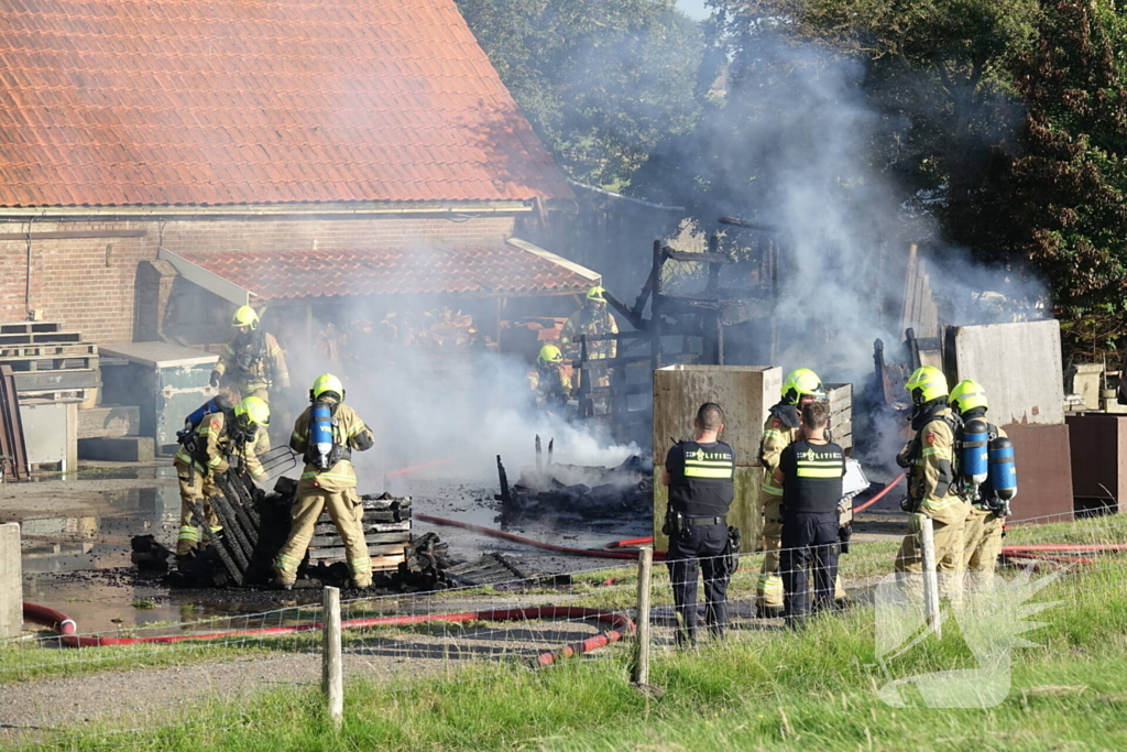 Afvalverbranding breidt zich uit bij boerderij