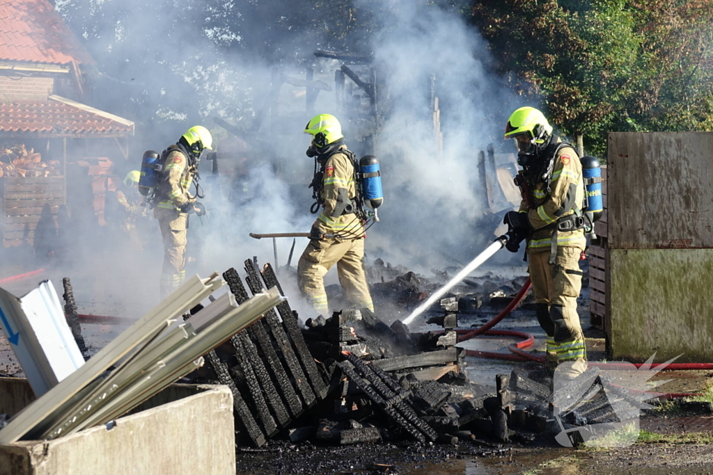 Afvalverbranding breidt zich uit bij boerderij