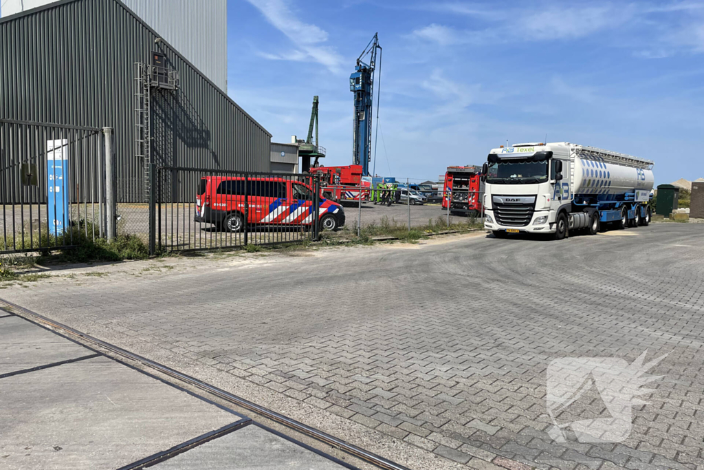 Hulpdiensten ingezet voor gevallen persoon in schip