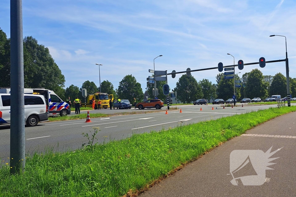 Twee voertuigen beschadigd na botsing