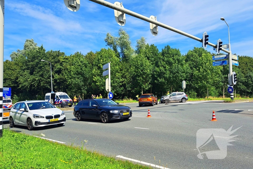 Twee voertuigen beschadigd na botsing