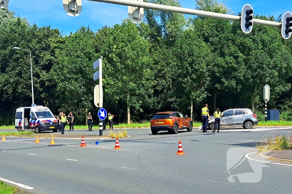 Twee voertuigen beschadigd na botsing