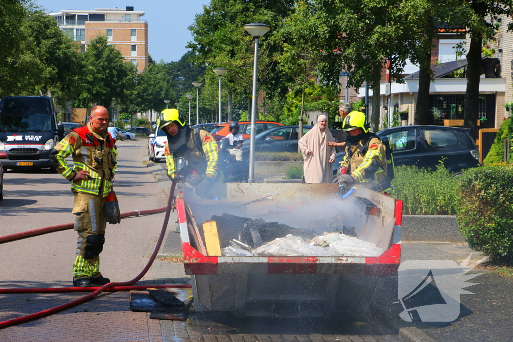 Brandweer ingezet voor brandende bouwcontainer