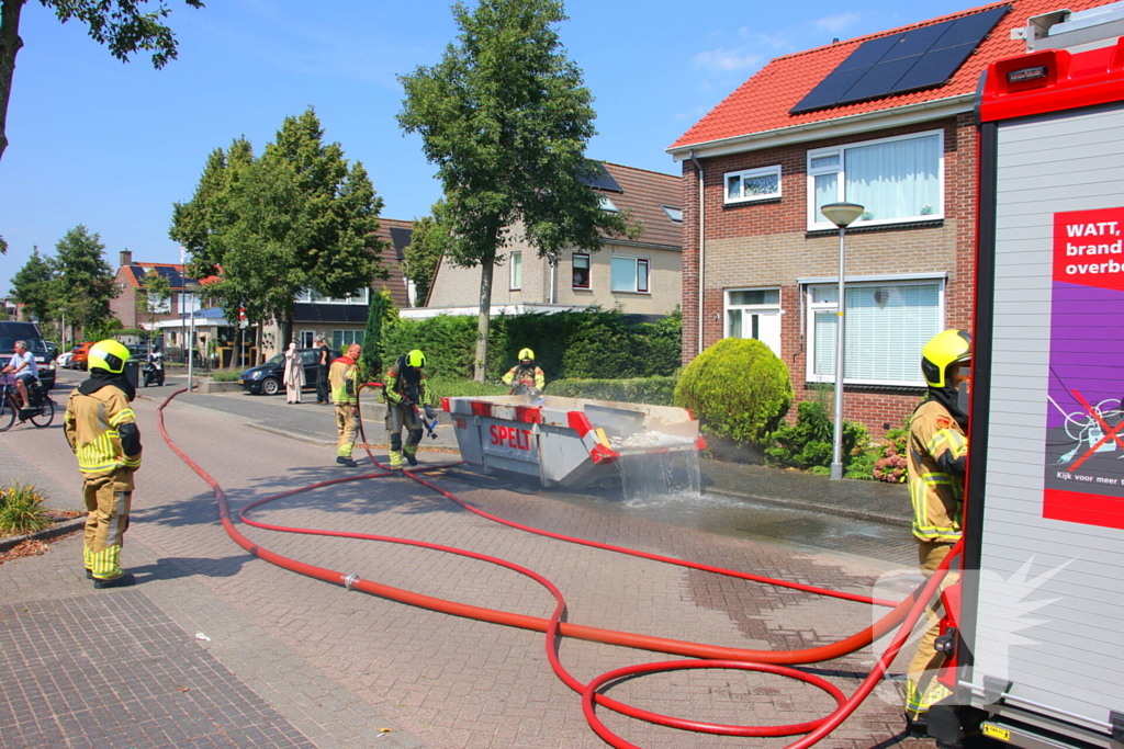 Brandweer ingezet voor brandende bouwcontainer