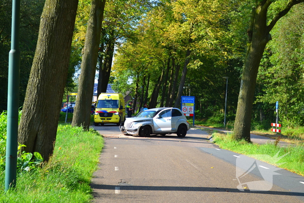 Auto zwaar beschadigd na ongeval met boom