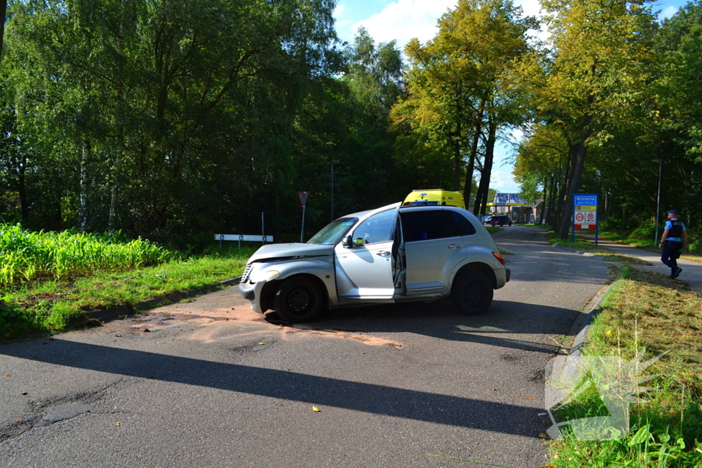 Auto zwaar beschadigd na ongeval met boom