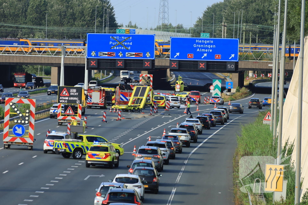 Traumateam ingezet voor taxi die op pijlwagen klapt