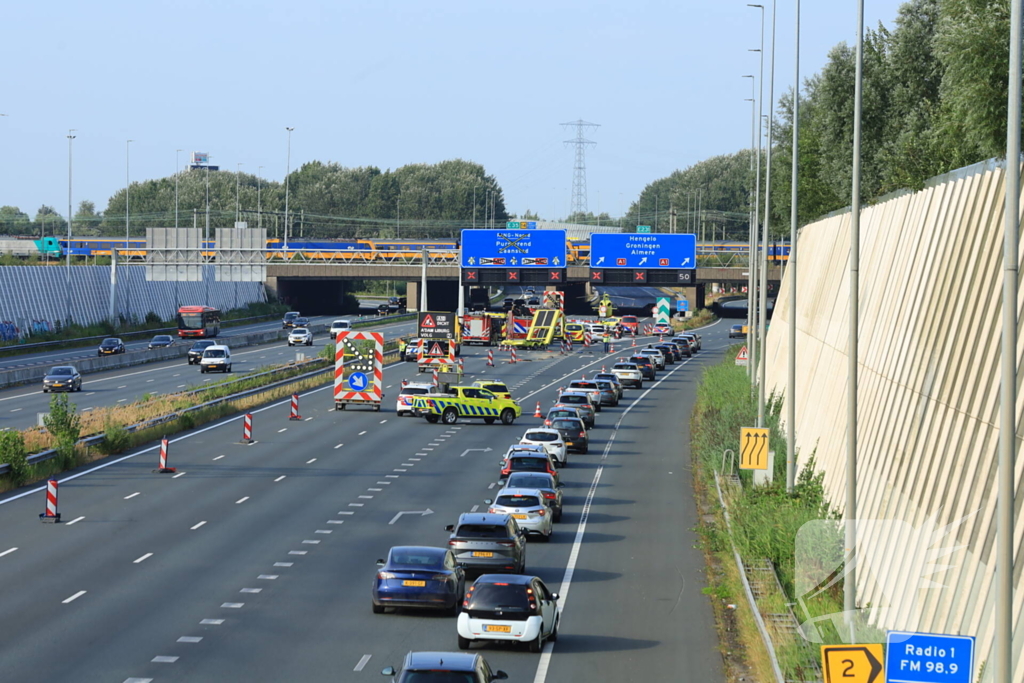 Traumateam ingezet voor taxi die op pijlwagen klapt