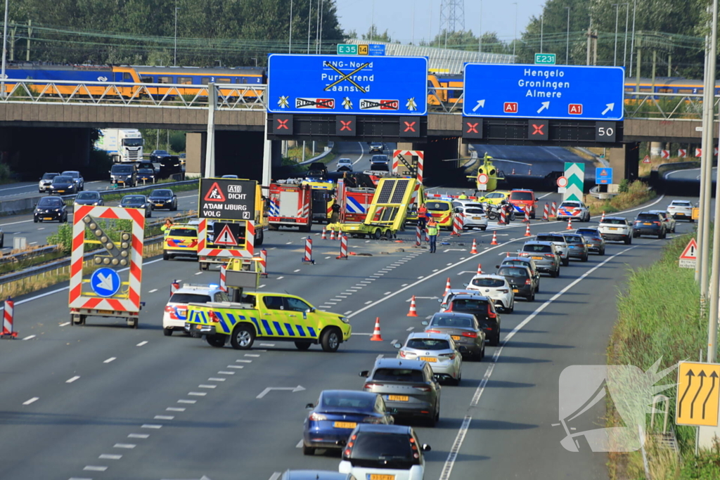 Traumateam ingezet voor taxi die op pijlwagen klapt