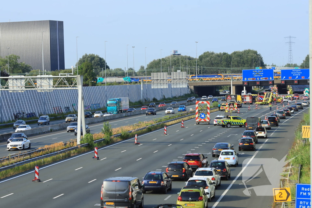 Traumateam ingezet voor taxi die op pijlwagen klapt