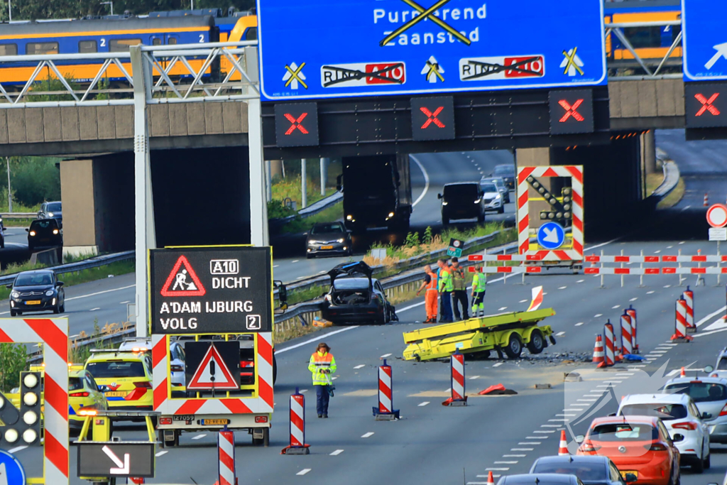 Traumateam ingezet voor taxi die op pijlwagen klapt