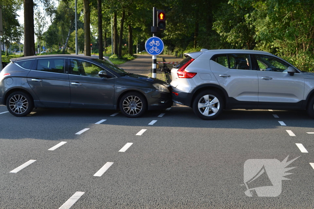 Twee voertuigen betrokken bij kop-staartbotsing