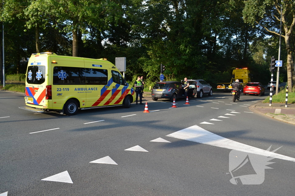 Twee voertuigen betrokken bij kop-staartbotsing