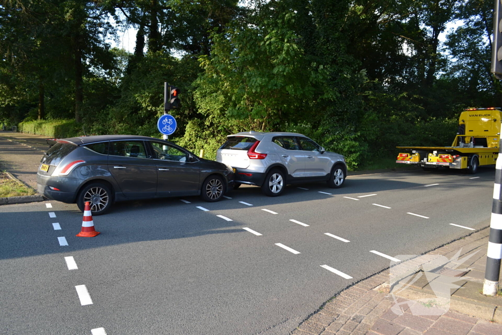 Twee voertuigen betrokken bij kop-staartbotsing