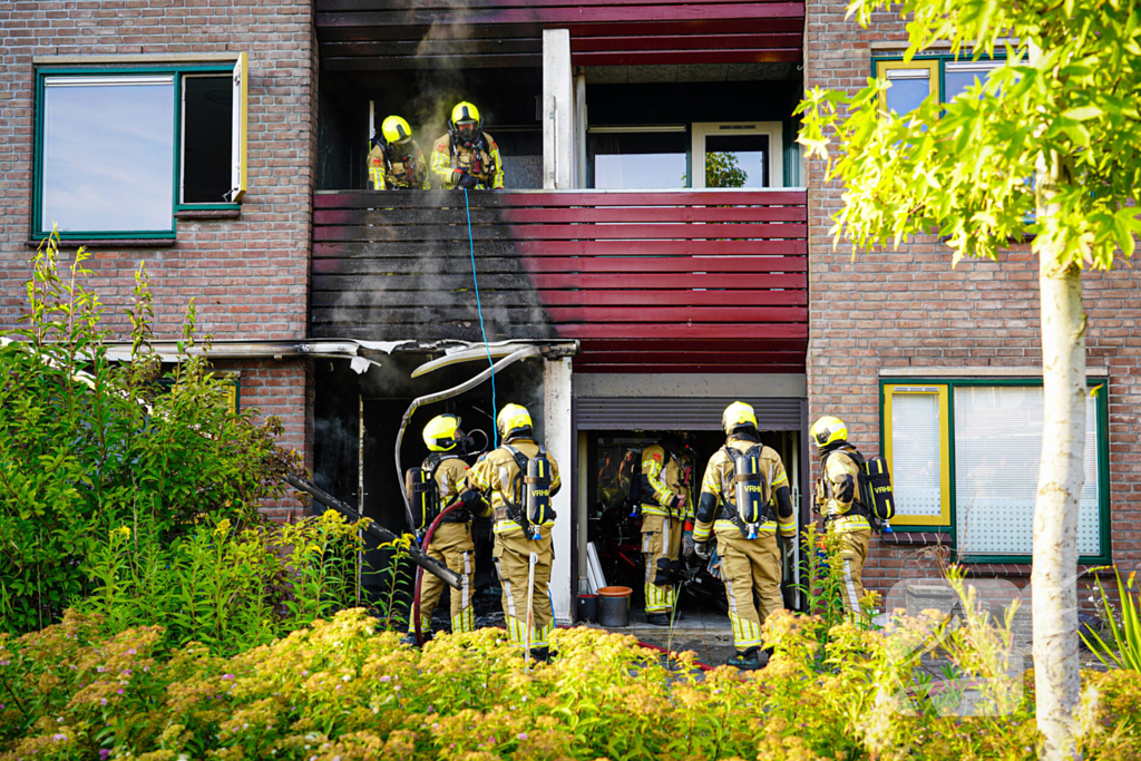 Brandweer ingezet voor uitslaande brand bij appartementencomplex