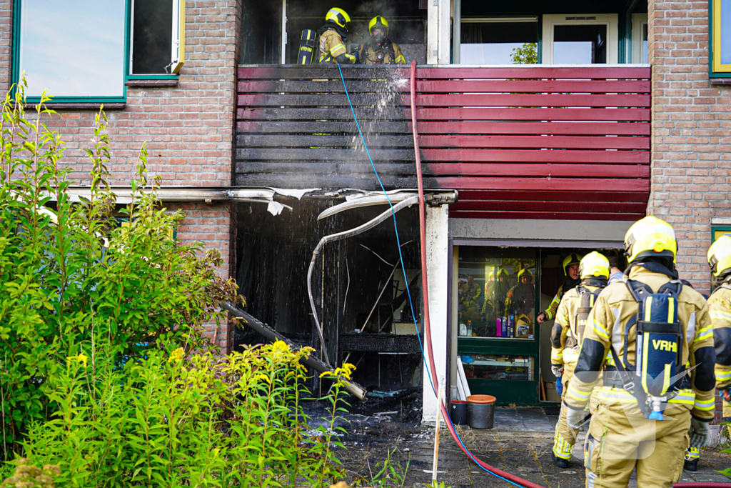 Brandweer ingezet voor uitslaande brand bij appartementencomplex