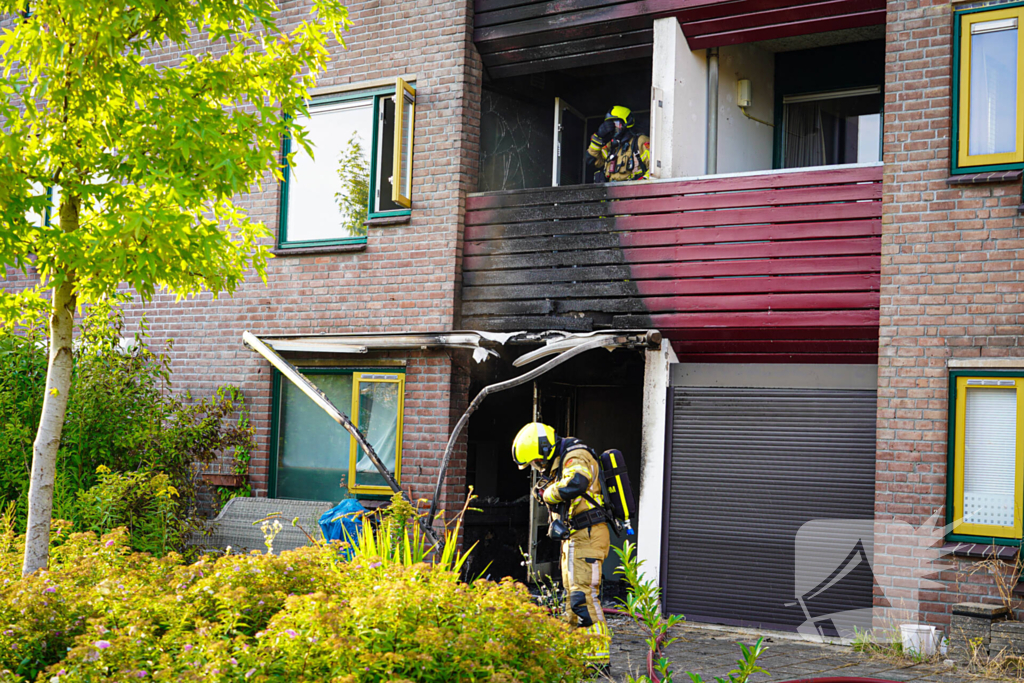 Brandweer ingezet voor uitslaande brand bij appartementencomplex