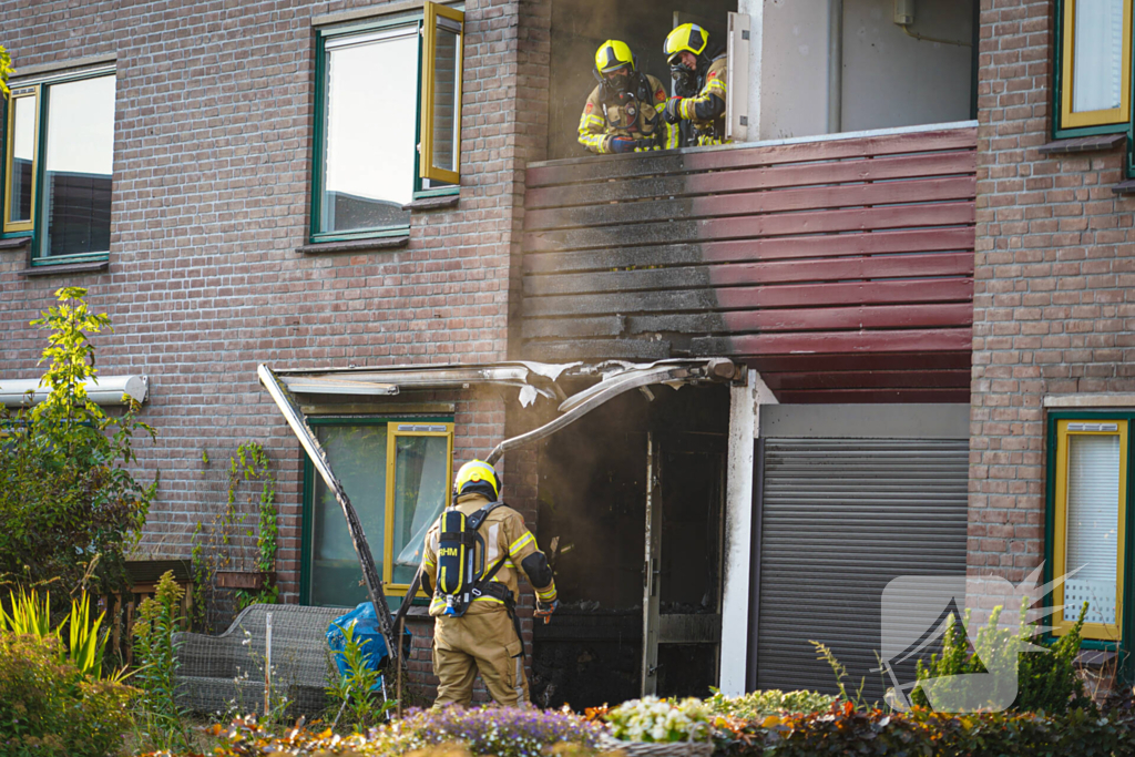 Brandweer ingezet voor uitslaande brand bij appartementencomplex