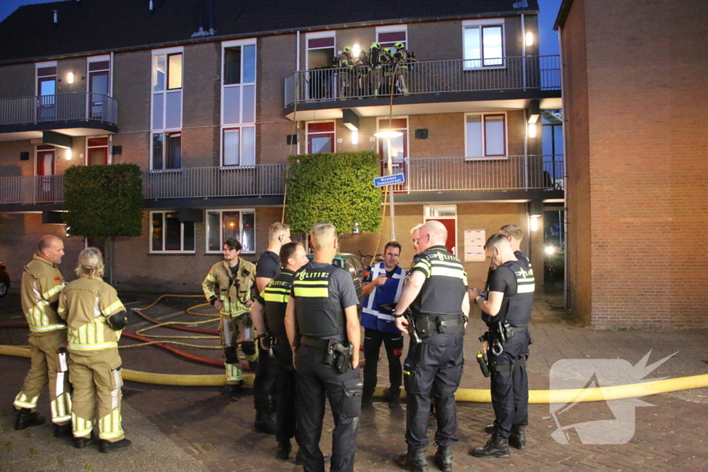 Brandweer ingezet voor uitslaande brand bij woning