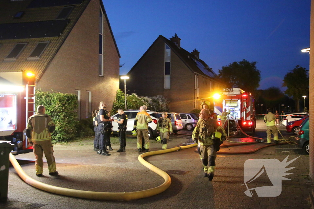 Brandweer ingezet voor uitslaande brand bij woning