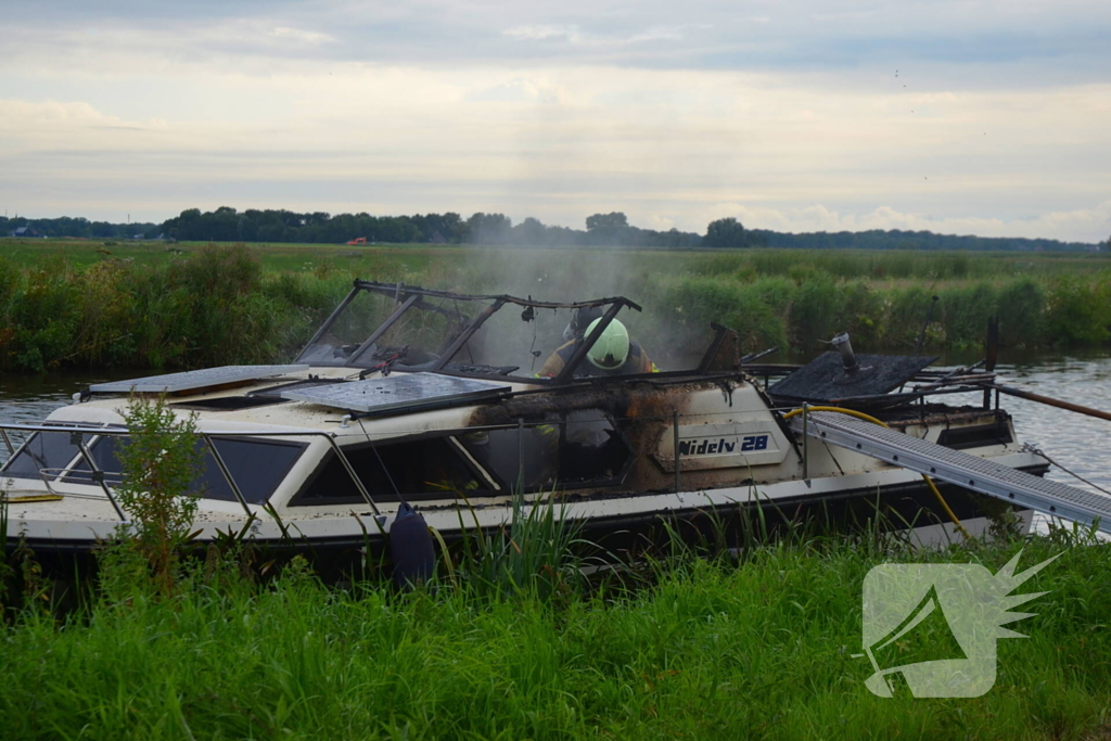 Flinke brand verwoest plezierjacht