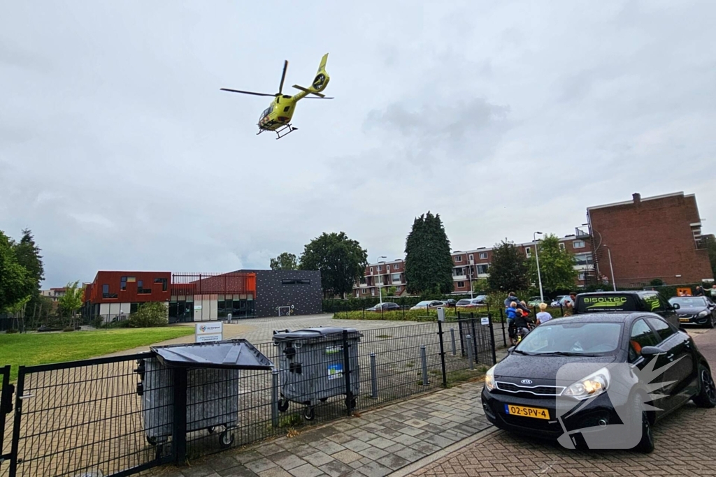 Traumahelikopter landt voor hulp aan baby