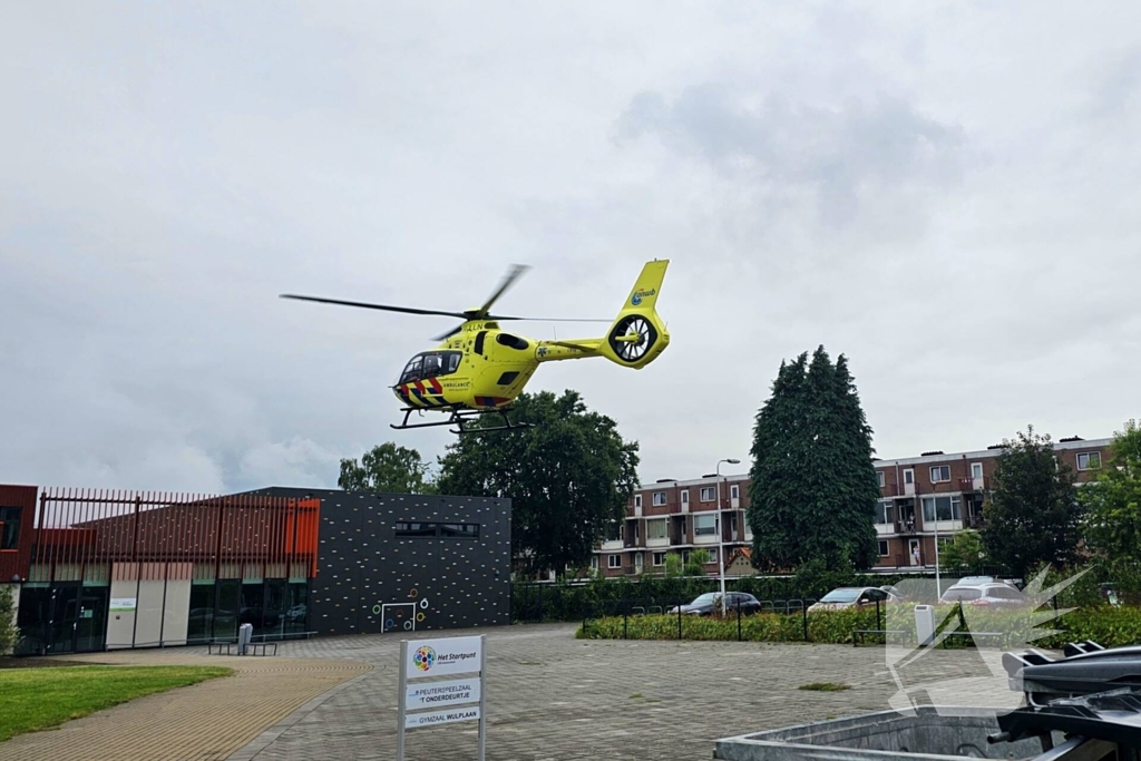 Traumahelikopter landt voor hulp aan baby