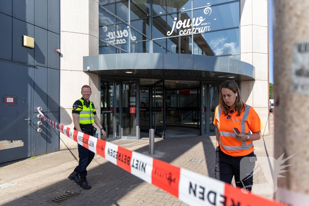 Medewerker ontdekt scheur in vloer winkelcentrum