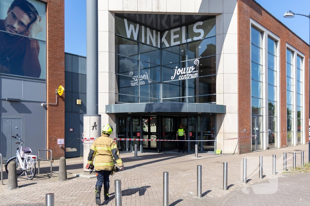 Medewerker ontdekt scheur in vloer winkelcentrum