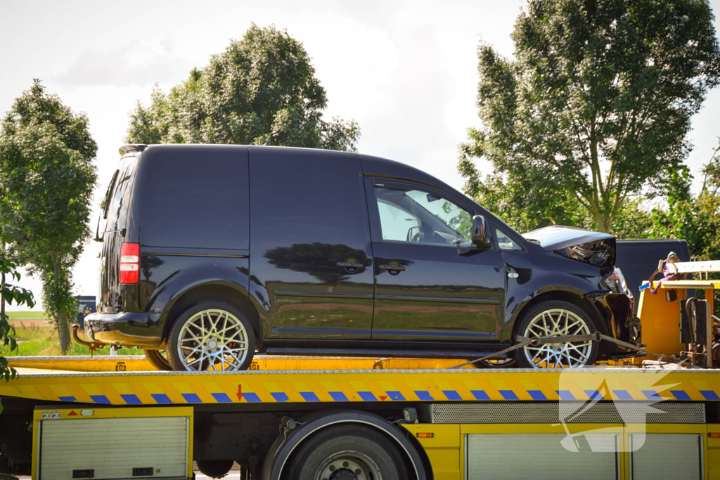 Bestelbus klapt achterop personenauto