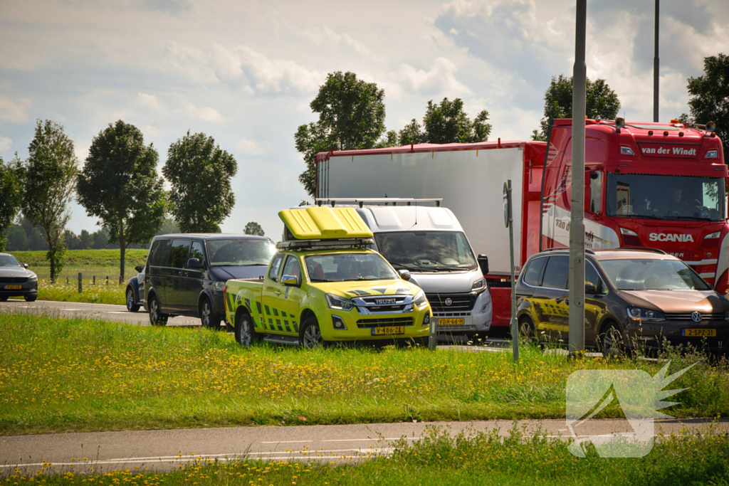 Bestelbus klapt achterop personenauto