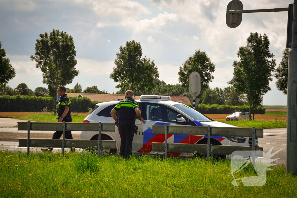 Bestelbus klapt achterop personenauto