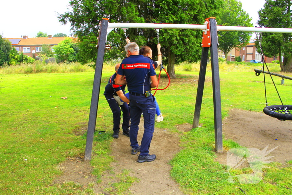 Jeugdig persoon vast in schommel brandweer schiet te hulp