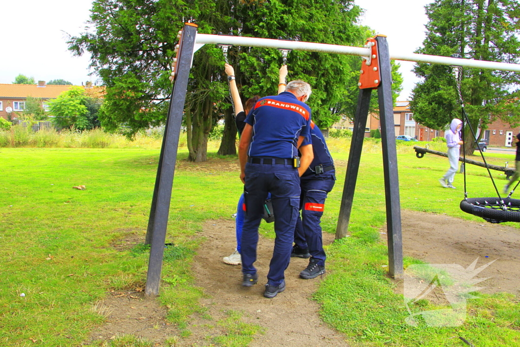 Jeugdig persoon vast in schommel brandweer schiet te hulp