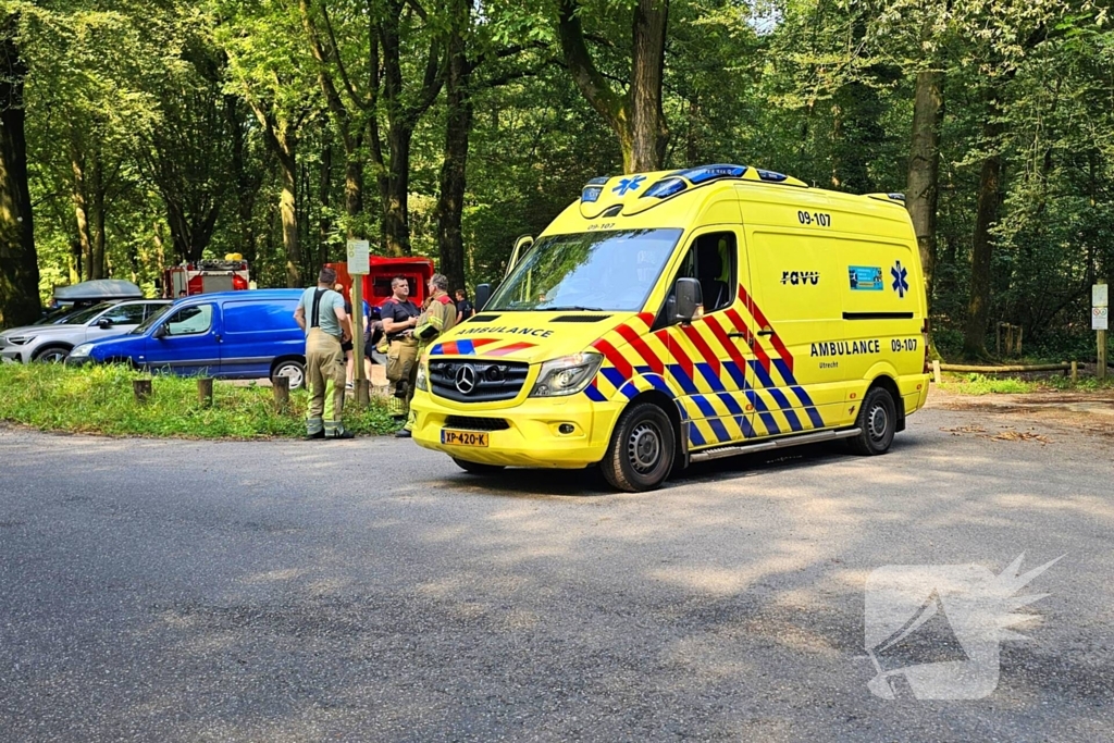 Mountainbiker valt op parcour in bosgebied