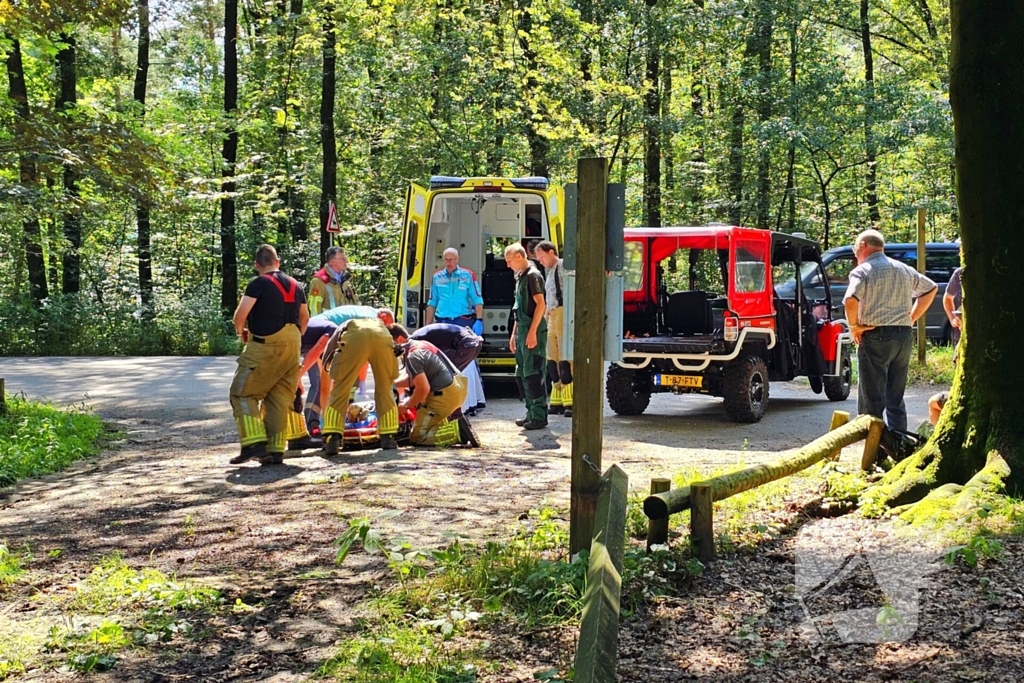 Mountainbiker valt op parcour in bosgebied