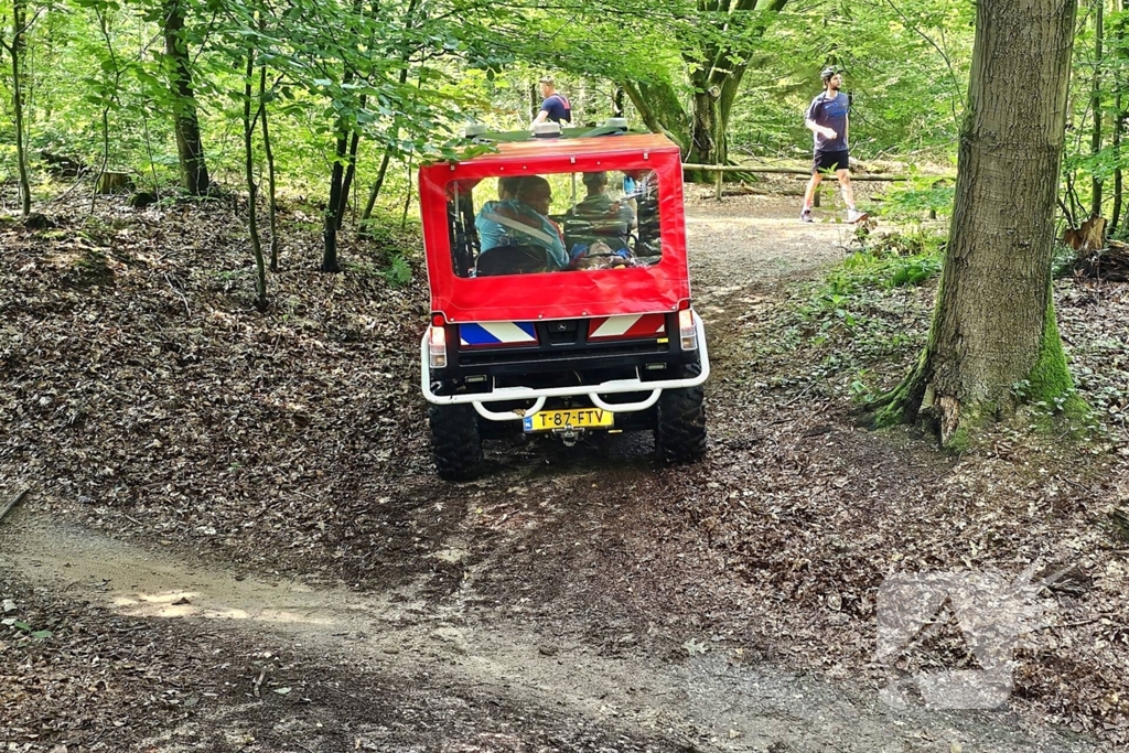 Mountainbiker valt op parcour in bosgebied