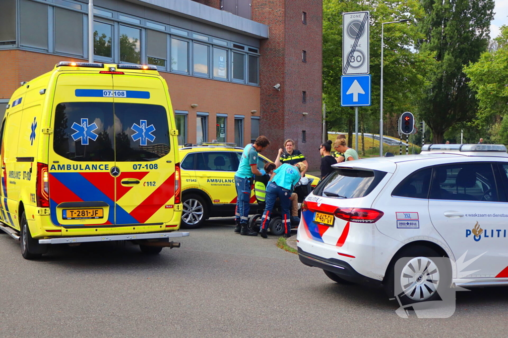 Vrouw in scootmobiel gewond op straat