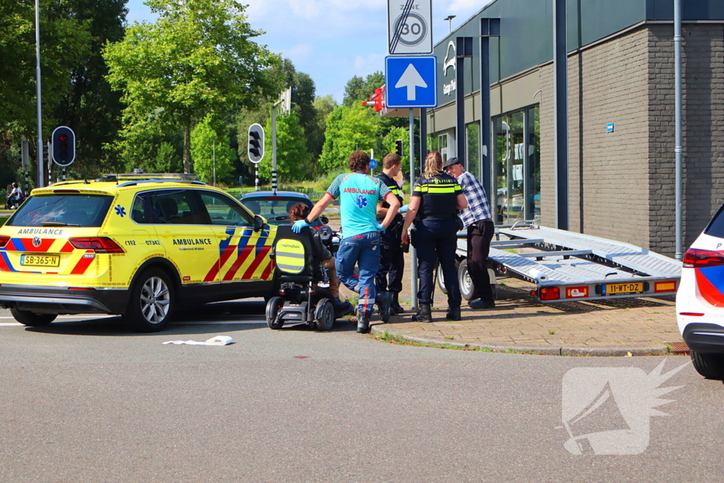 Vrouw in scootmobiel gewond op straat