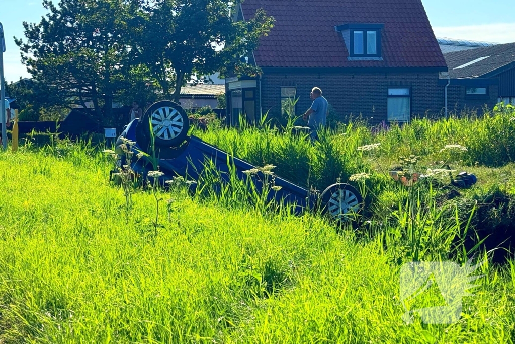 Automobilist verliest macht over stuur en belandt op de kop in sloot