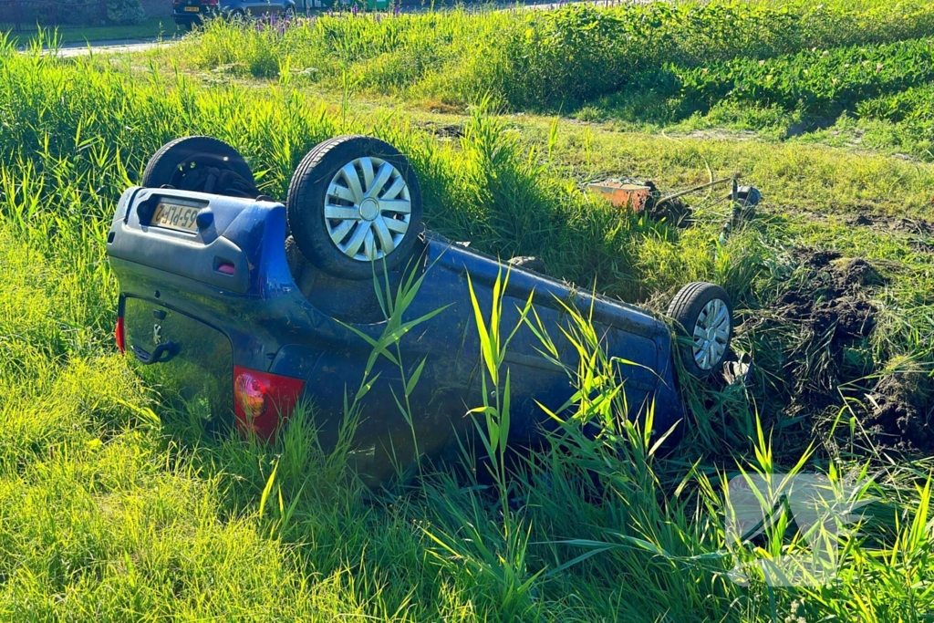 Automobilist verliest macht over stuur en belandt op de kop in sloot